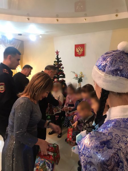 Полицейский Дед Мороз навестил юных астраханцев в Камызякском и Наримановском районах