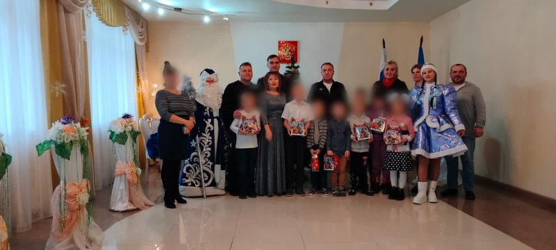 Полицейский Дед Мороз навестил юных астраханцев в Камызякском и Наримановском районах